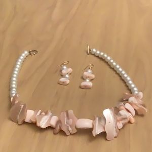 16 3/4” choker,genuine shell. Earrings are 2 and 1/4”. Not sure of the name.